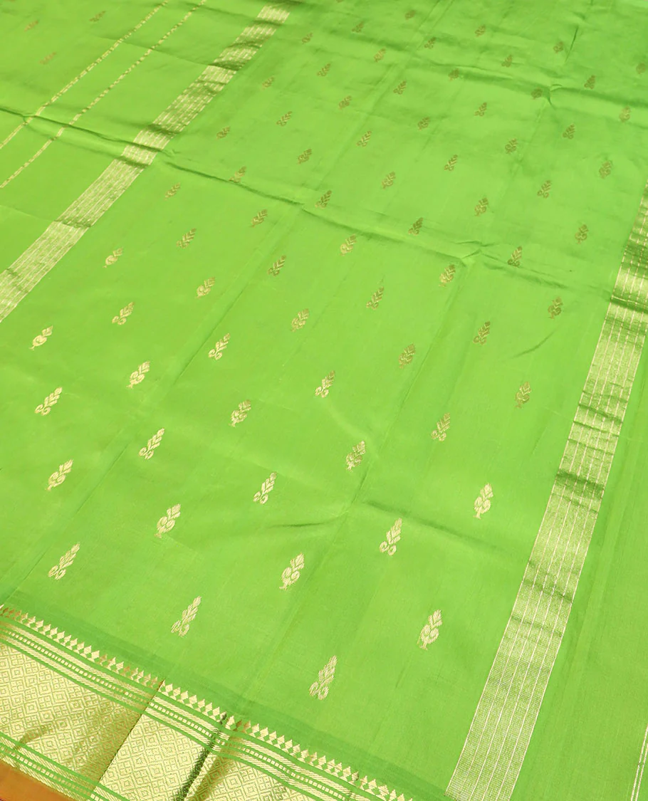 Green zari buttas Kanchipuram silk saree, zari border of paneer sombu, banaras, muthu, and jaal designs, and zari design pallu - Image 5