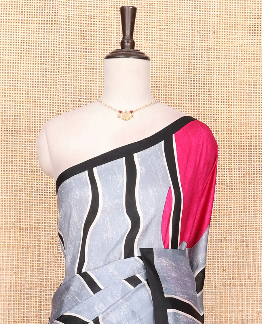 Grey abstract geometric printed saree with brown and black printed pallu - Image 2
