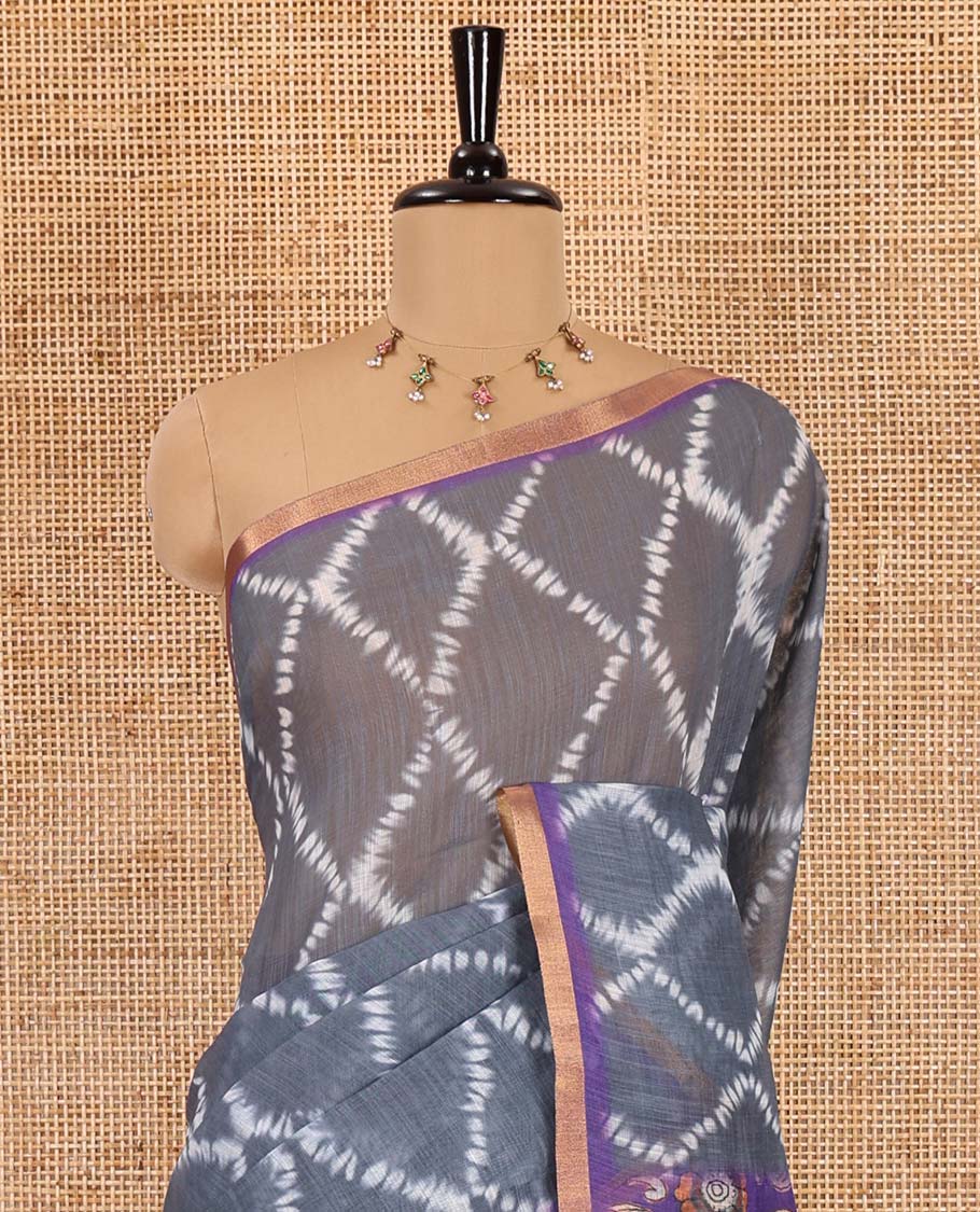 Grey argyle shibori printed linen cotton saree, contrast border, kalamkari floral vine printed pallu, and a contrast kalamkari printed blouse - Image 3