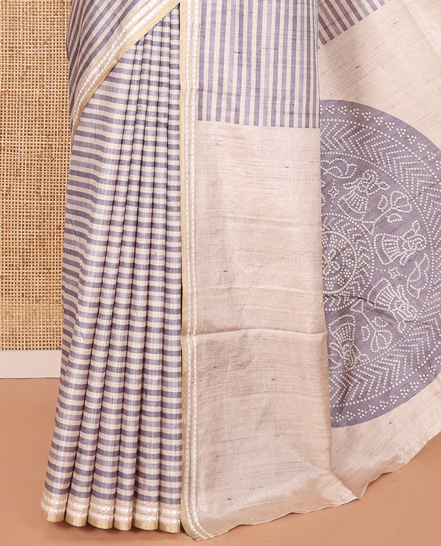 Grey Semi-Tussar Saree Featuring Horizontal Stripe Prints, Accentuated by a Subtle Resham Thread Temple-Designed Border, with a Pallu Highlighted by Intricate Circular Motifs, Paired with a Contrast Bandhani Blouse - Image 3