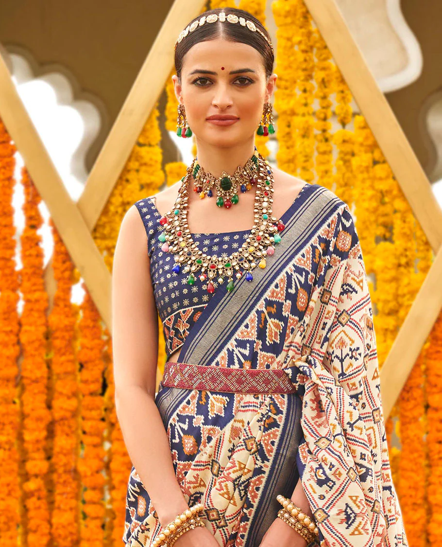 Light purple base butta enclosed jaal patola printed designer saree, contrast ikkat border, and floral ikkat design pallu - Image 2