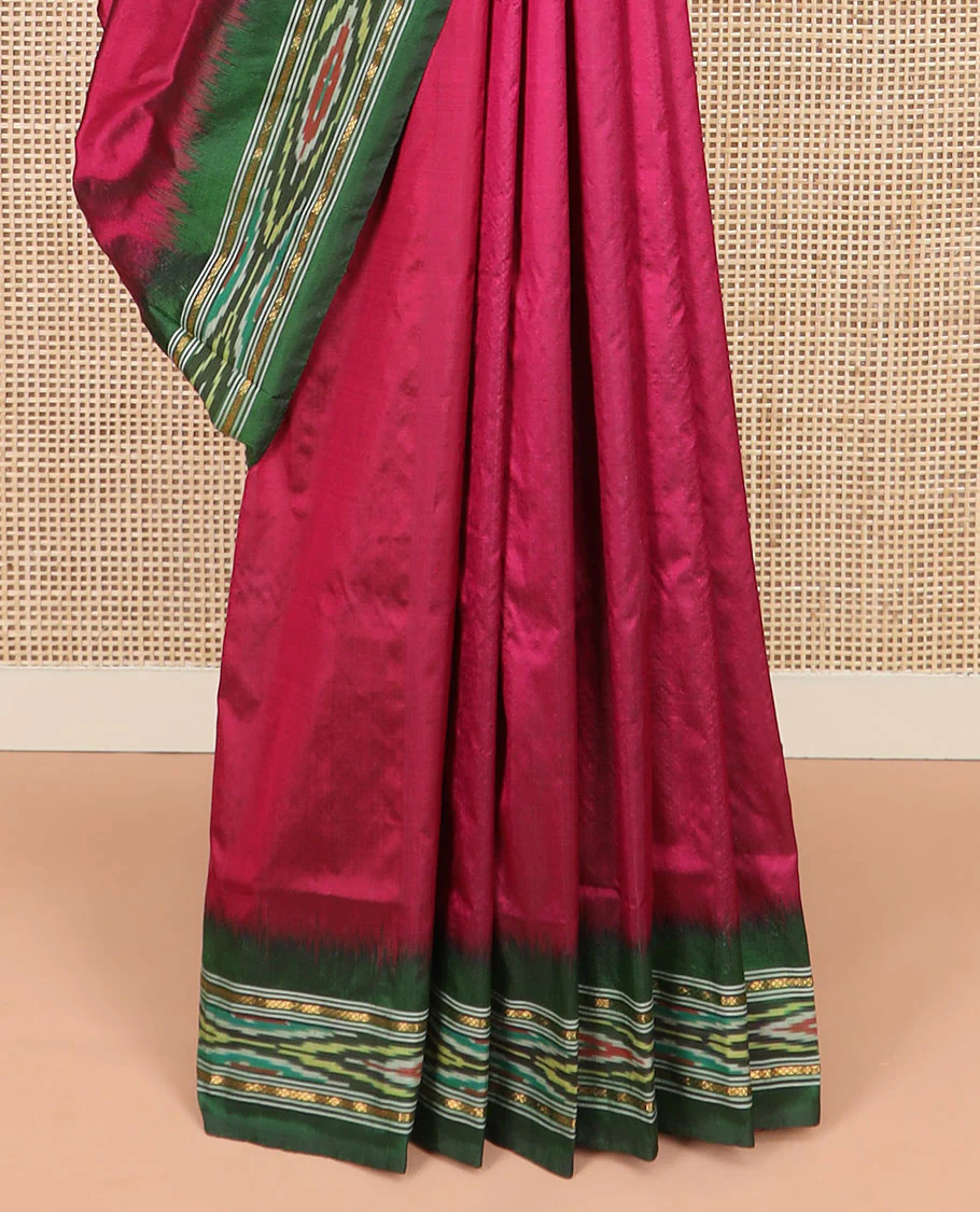 Magenta Plain Ikkat Silk Saree with a Contrast Green Border Complemented by a Hazy Ikkat Weave, Featuring a Pallu Flanked by Stripes and Ikkat Texture - Image 4