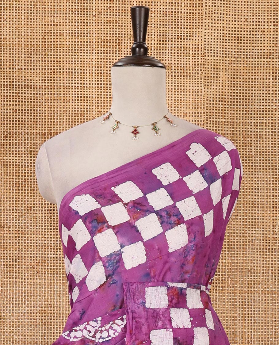 Magenta shibori dyed & batik printed mul-mul cotton saree, pasapali-checked batik printed border & pallu, & matching shibori & batik print blouse - Image 3