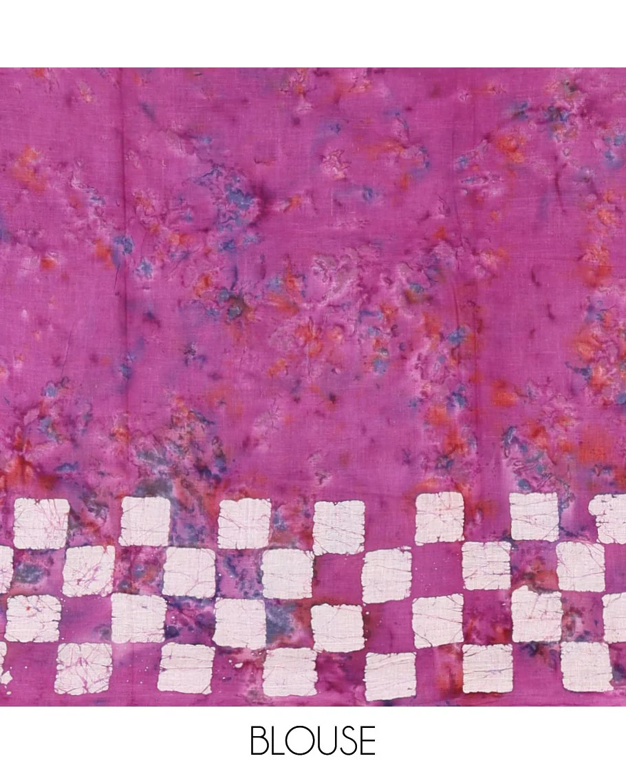 Magenta shibori dyed & batik printed mul-mul cotton saree, pasapali-checked batik printed border & pallu, & matching shibori & batik print blouse - Image 4
