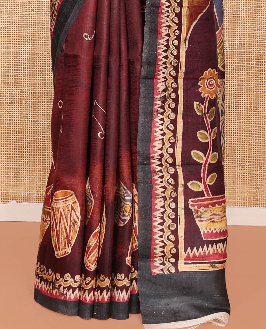 Maroon Printed Silk Saree Featuring Music Note Motifs and Musical Instruments Print, Complemented with a Contrast Temple-Printed Border, Pallu Picturing a Dancing Girl Motif Print, and Paired with a Matching Blouse - Image 5
