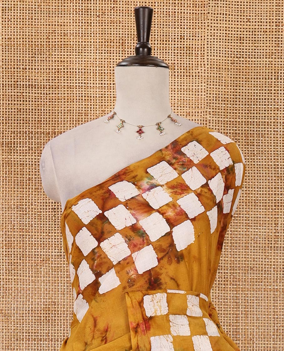 Mustrad shibori dyed & batik printed mul-mul cotton saree, pasapali-checked batik printed border & pallu, & matching shibori & batik print blouse - Image 3