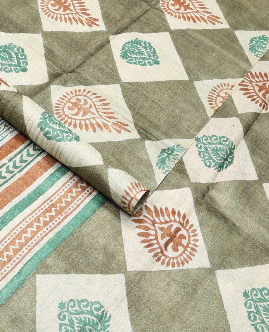 Olive green block floral print tussar saree with contrast geometric design border & floral design pallu - Image 3
