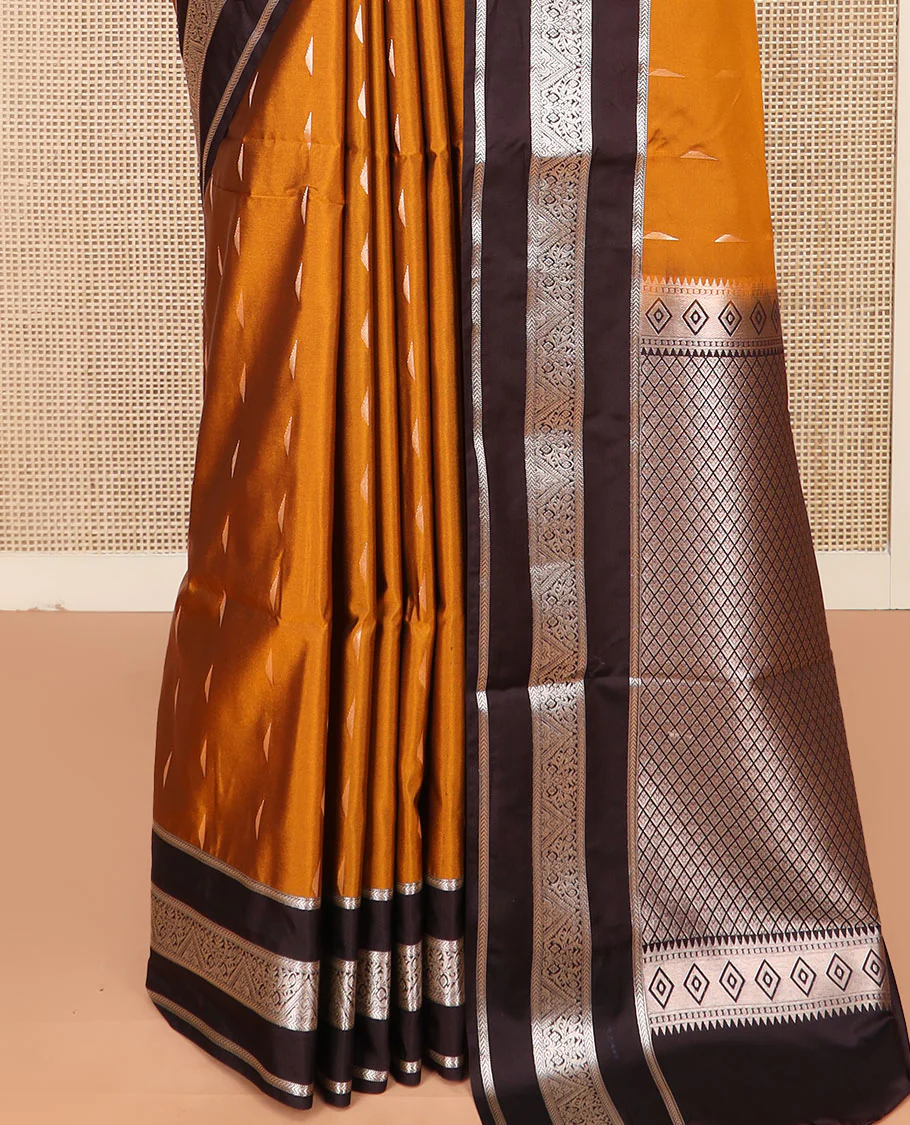 Orange Semi-Soft Silk Saree Graced with Zari Buttas Woven Across Its Body, Complemented by a Contrast Varisai Pettu Traditional Zari Border, Grandly Decked Up Pallu of Jaal Designs, and Paired with a Contrast Blouse - Image 4