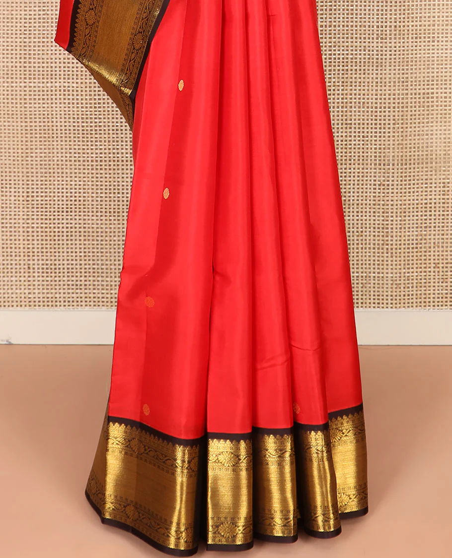 Purple Vasundhara Silk Saree Beautified with Yaanai and Poun Buttas, Complemented by a Contrast Border of Neli, Mayil Kann, Muthu, Banaras, and Yaanai Designs, Pallu Woven in Jaal Design, and Paired with a Contrast Blouse - Image 4