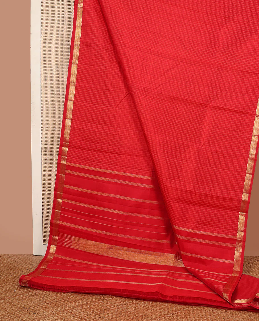 Red checked Kanchipuram silk saree, self-border of thilakam mokku,muthu, diamond & chakram designs & seppu rekku pallu - Image 3