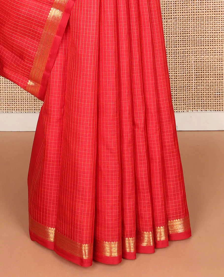 Red checked Kanchipuram silk saree, self-border of thilakam mokku,muthu, diamond & chakram designs & seppu rekku pallu - Image 5