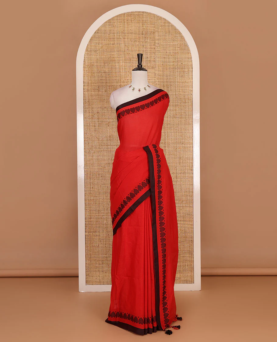 Red plain khadi cotton saree with contrast border and plain pallu with tussels - Image 2