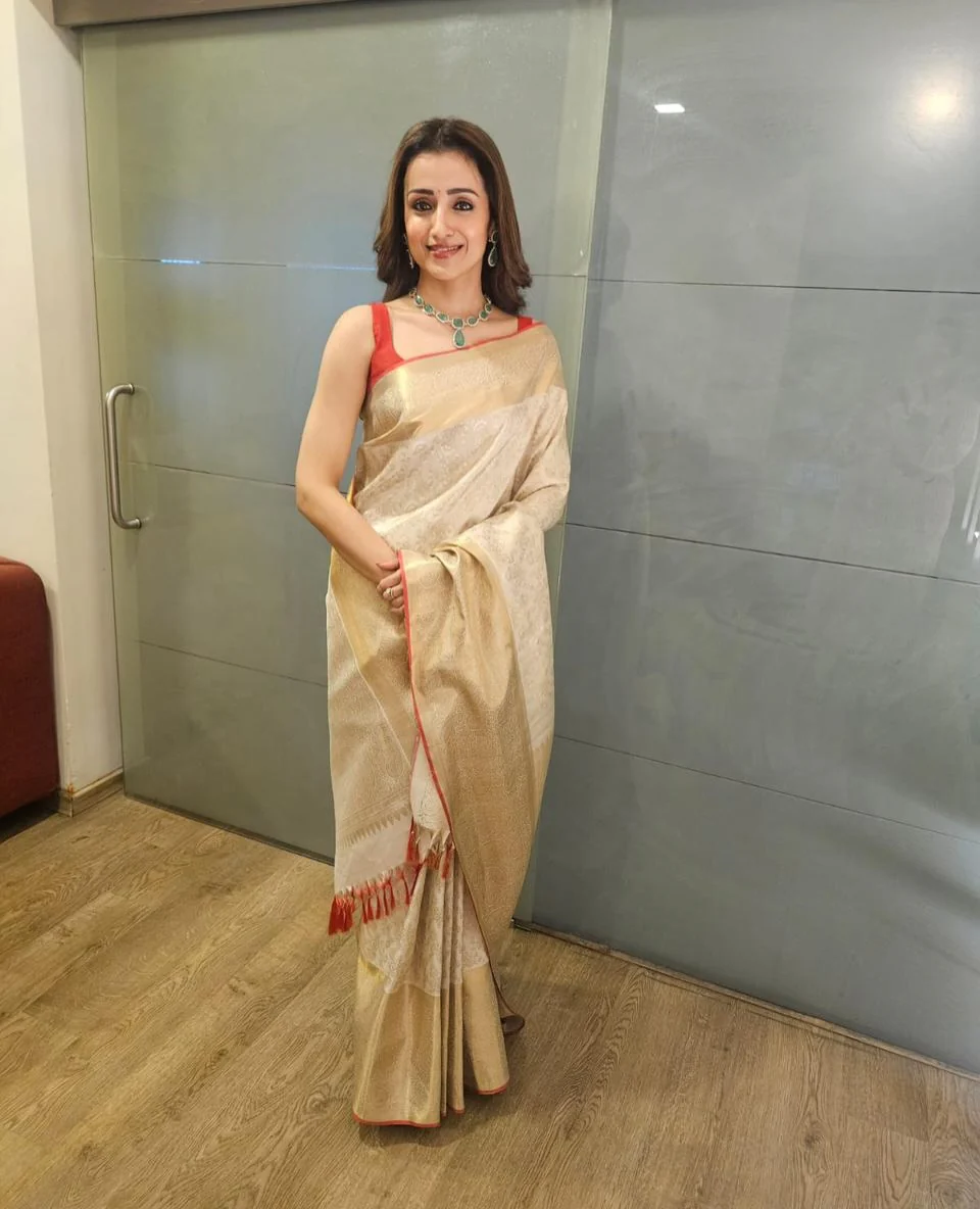 Rose Gold Samudrika Silk Saree, Majestically Detailed with Floral Jaal Jacquard Zari Weave, Grandly Woven Border Featuring Manga Mokku, Muthu, and Arumbu Manga Designs, the Pallu Steeped with Manga Designs, and Paired with Zari Design Blouse