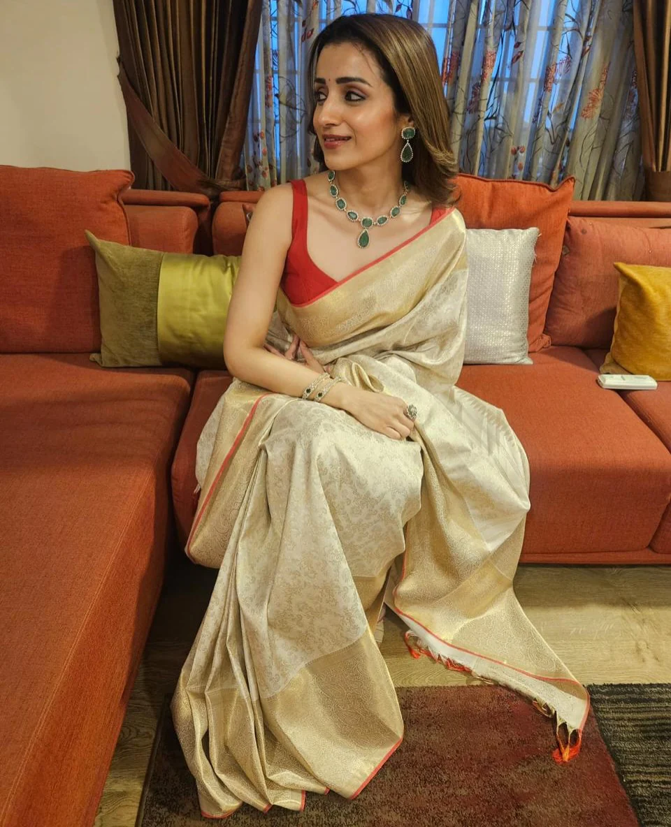 Rose Gold Samudrika Silk Saree, Majestically Detailed with Floral Jaal Jacquard Zari Weave, Grandly Woven Border Featuring Manga Mokku, Muthu, and Arumbu Manga Designs, the Pallu Steeped with Manga Designs, and Paired with Zari Design Blouse - Image 2