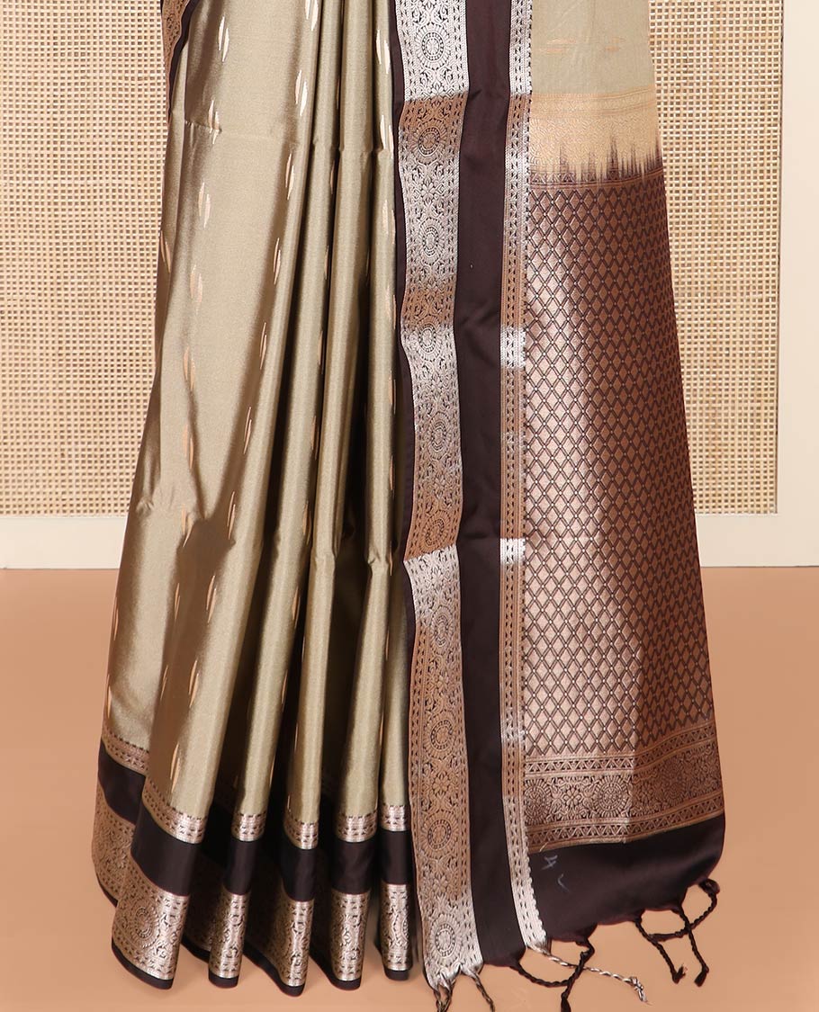 Warm Ivory Semi-Soft Silk Saree Prettified with Zari Buttas, Complemented by Contrast Traditional Zari Design Rettai Pettu Border, Majestically Detailed with Pallu of Jaal Designs, and Paired with a Contrast Blouse - Image 4
