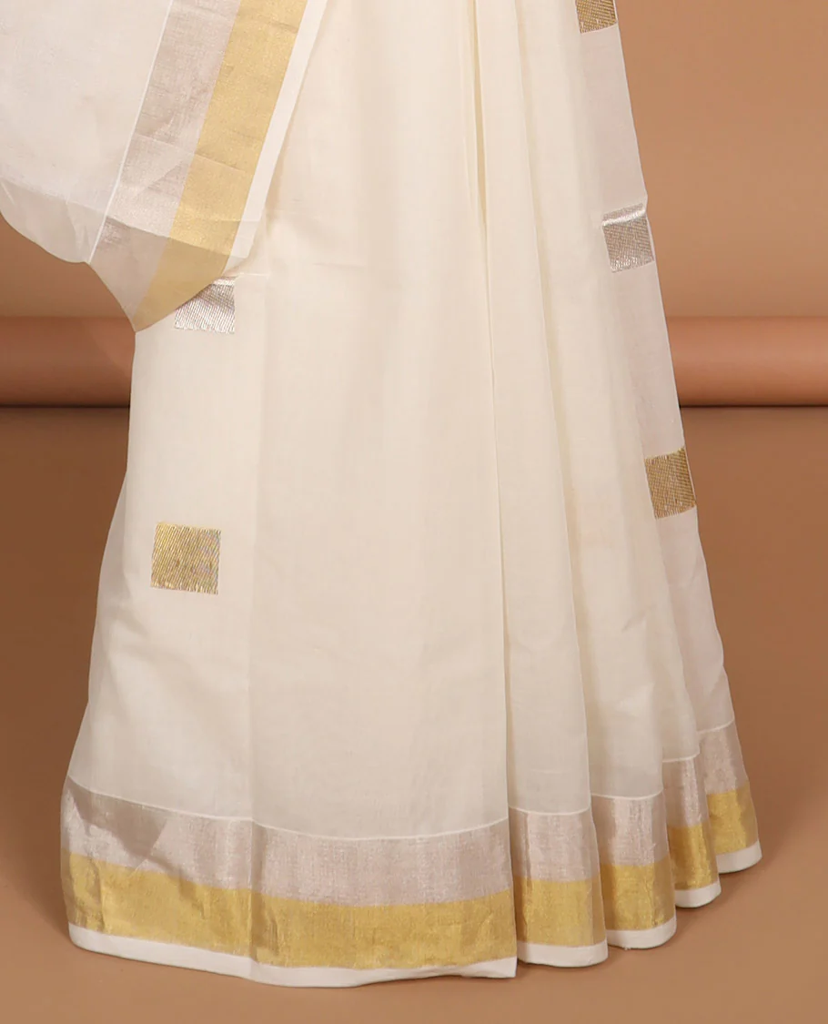 White geometric design kasavu saree with self gold zari border & gold striped pallu - Image 4